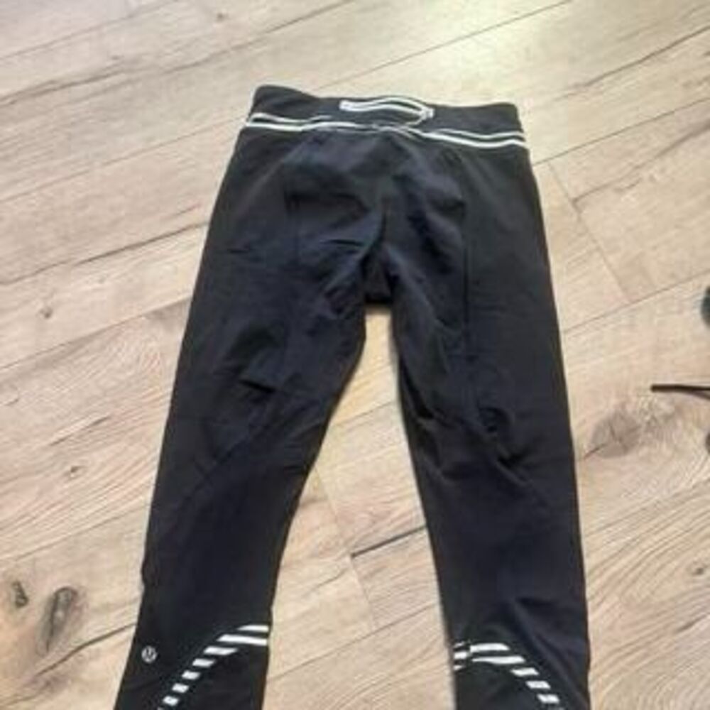 Black Lululemon cropped leggings w/ white detail size 6 (small rip)